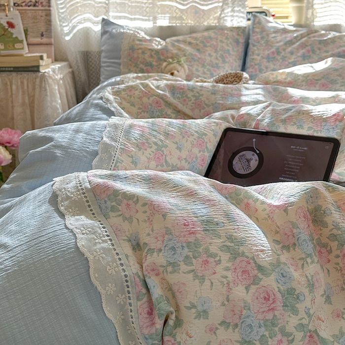 91家纺网 家纺一手货源 找家纺 罗亿家纺 2025新款云感双层纱全棉纯棉镂空花边四件套 梦境-童话花岛