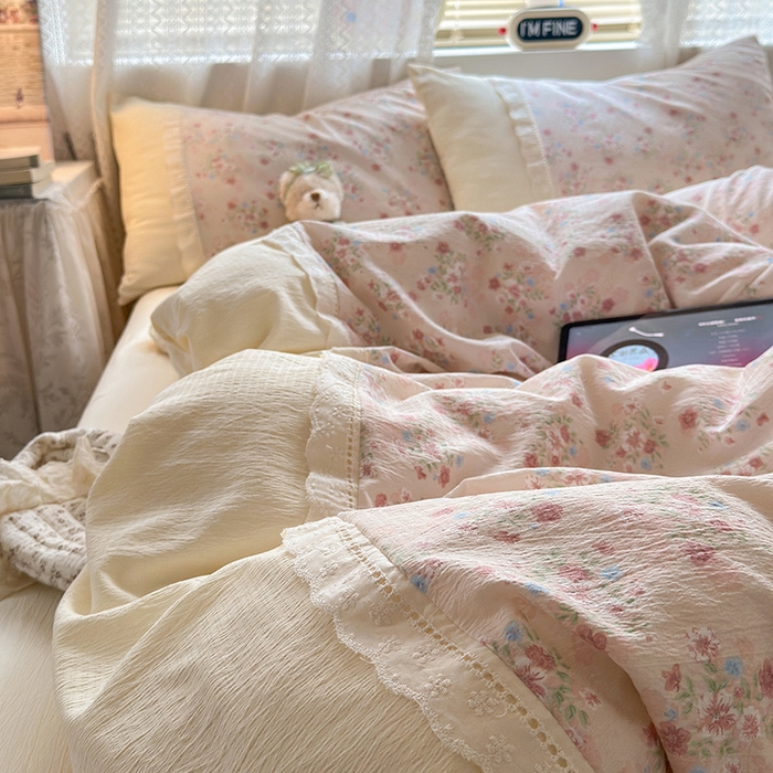 91家纺网 家纺一手货源 找家纺 罗亿家纺 2025新款云感双层纱全棉纯棉镂空花边四件套 梦境-序曲粉