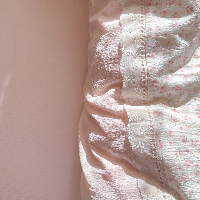 91家纺网 家纺一手货源 找家纺 罗亿家纺 2025新款云感双层纱全棉纯棉镂空花边四件套 梦境-芭比兔