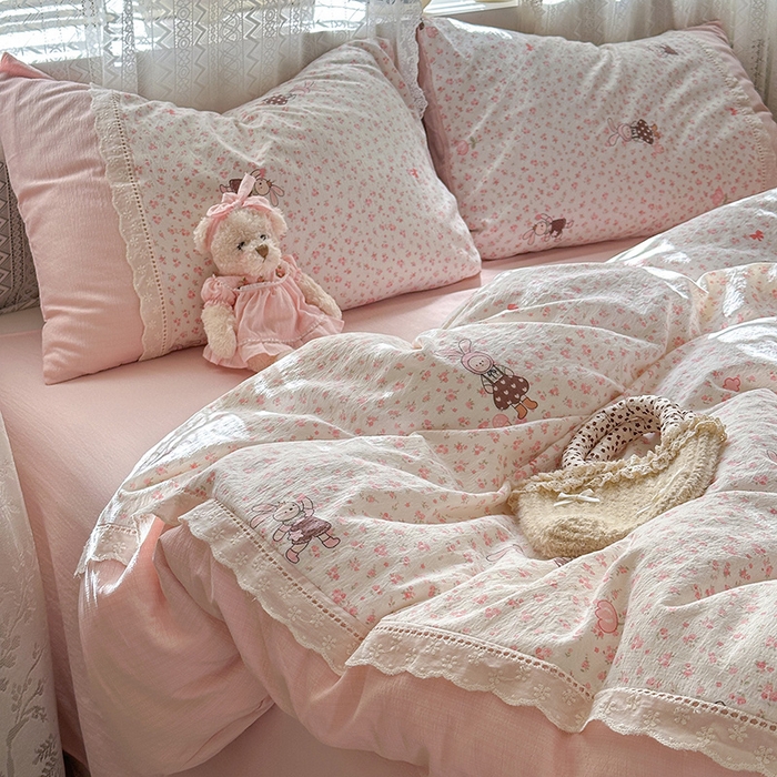 91家纺网 家纺一手货源 找家纺 罗亿家纺 2025新款云感双层纱全棉纯棉镂空花边四件套 梦境-芭比兔