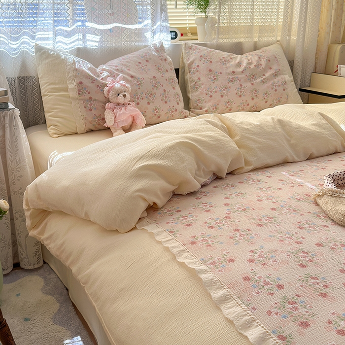 91家纺网 家纺一手货源 找家纺 罗亿家纺 2025新款云感双层纱全棉纯棉镂空花边四件套 梦境-序曲粉