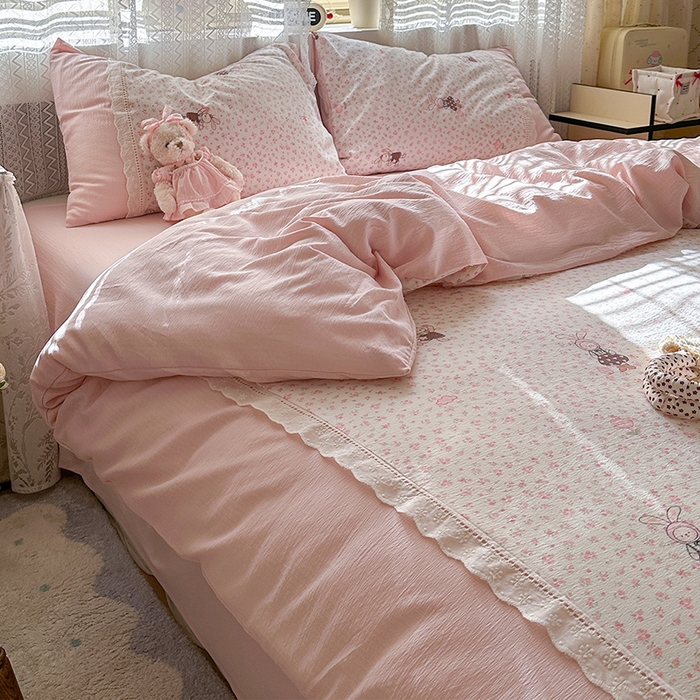 91家纺网 家纺一手货源 找家纺 罗亿家纺 2025新款云感双层纱全棉纯棉镂空花边四件套 梦境-芭比兔