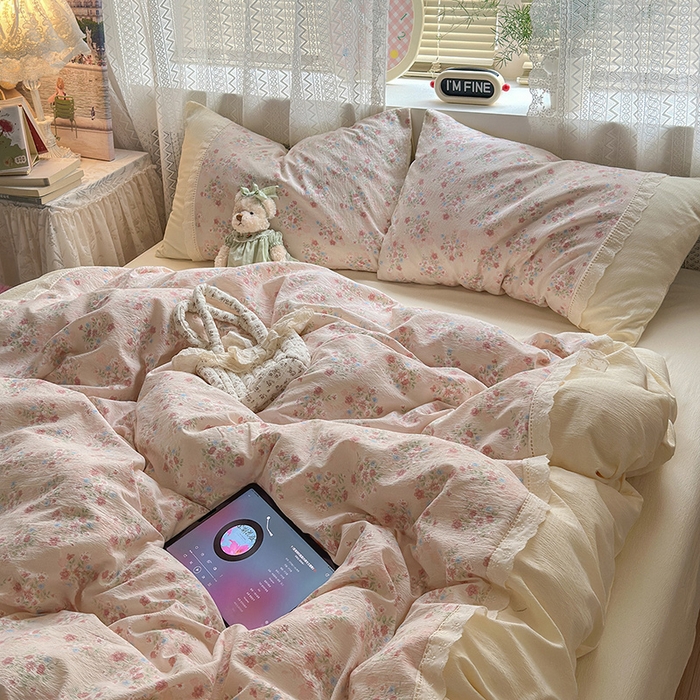 91家纺网 家纺一手货源 找家纺 罗亿家纺 2025新款云感双层纱全棉纯棉镂空花边四件套 梦境-序曲粉