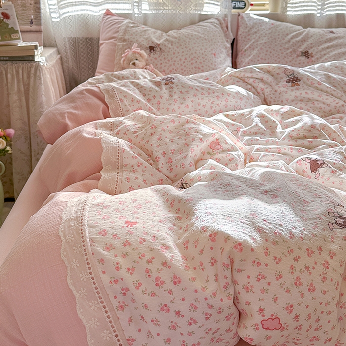 91家纺网 家纺一手货源 找家纺 罗亿家纺 2025新款云感双层纱全棉纯棉镂空花边四件套 梦境-芭比兔