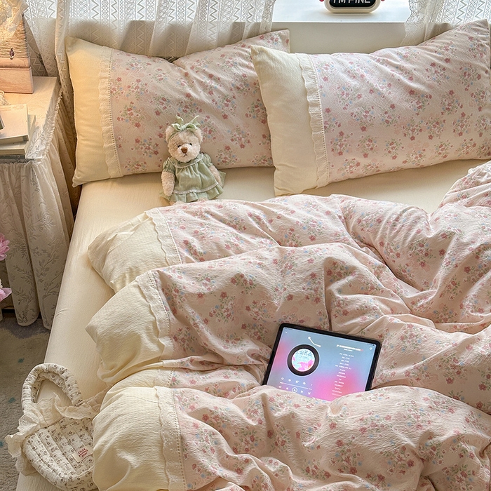 91家纺网 家纺一手货源 找家纺 罗亿家纺 2025新款云感双层纱全棉纯棉镂空花边四件套 梦境-序曲粉