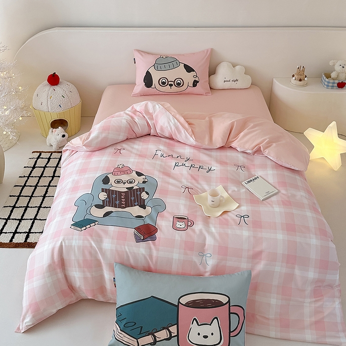 91家纺网 家纺一手货源 找家纺 （总）RYB红黄兰 开学季2025新款ins设计师原创大版卡通数码印花40s全棉纯棉四件套-场景二