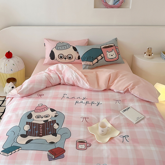 91家纺网 家纺一手货源 找家纺 RYB红黄兰 开学季2025新款ins设计师原创大版卡通数码印花40s全棉纯棉四件套-场景二 美好假日