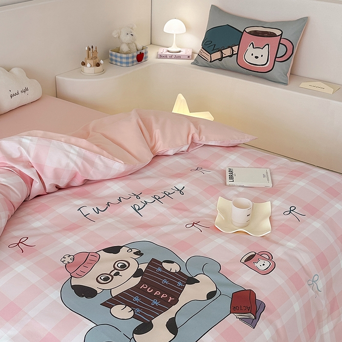 91家纺网 家纺一手货源 找家纺 RYB红黄兰 开学季2025新款ins设计师原创大版卡通数码印花40s全棉纯棉四件套-场景二 美好假日