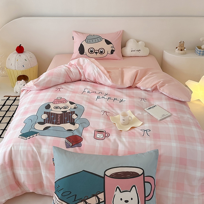 91家纺网 家纺一手货源 找家纺 RYB红黄兰 开学季2025新款ins设计师原创大版卡通数码印花40s全棉纯棉四件套-场景二 美好假日