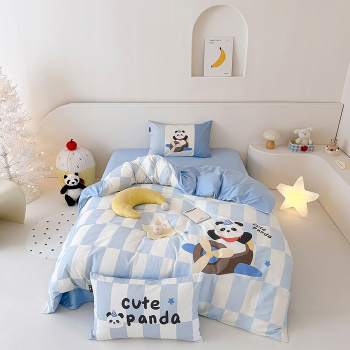 91家纺网 家纺一手货源 找家纺 RYB红黄兰 开学季2025新款ins设计师原创大版卡通数码印花40s全棉纯棉四件套-场景二 太空熊猫