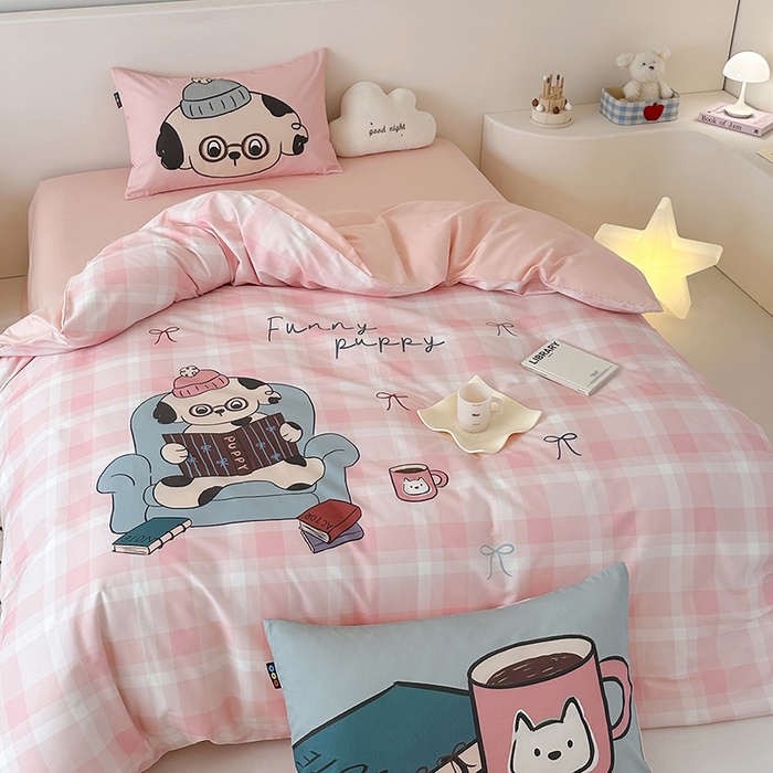 91家纺网 家纺一手货源 找家纺 RYB红黄兰 开学季2025新款ins设计师原创大版卡通数码印花40s全棉纯棉四件套-场景二 美好假日