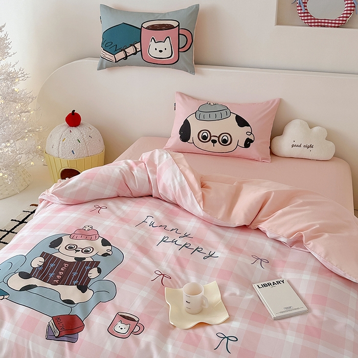 91家纺网 家纺一手货源 找家纺 RYB红黄兰 开学季2025新款ins设计师原创大版卡通数码印花40s全棉纯棉四件套-场景二 美好假日