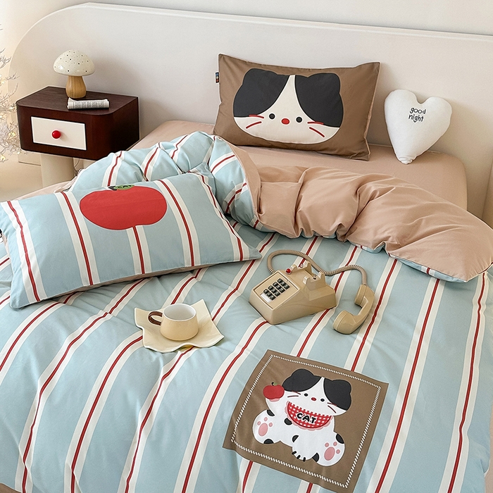 91家纺网 家纺一手货源 找家纺 RYB红黄兰 开学季2025新款ins设计师原创大版卡通数码印花40s全棉纯棉四件套-场景二 苹果小黑猫