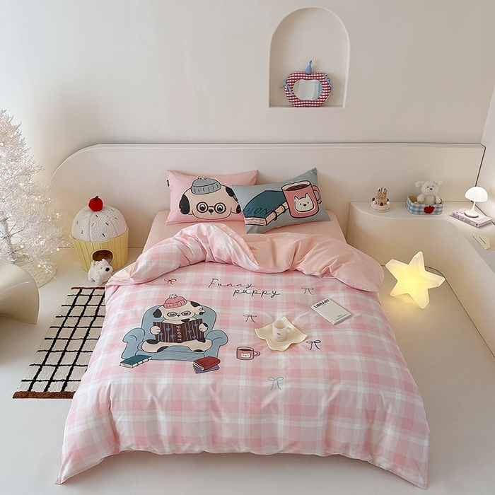 91家纺网 家纺一手货源 找家纺 RYB红黄兰 开学季2025新款ins设计师原创大版卡通数码印花40s全棉纯棉四件套-场景二 美好假日