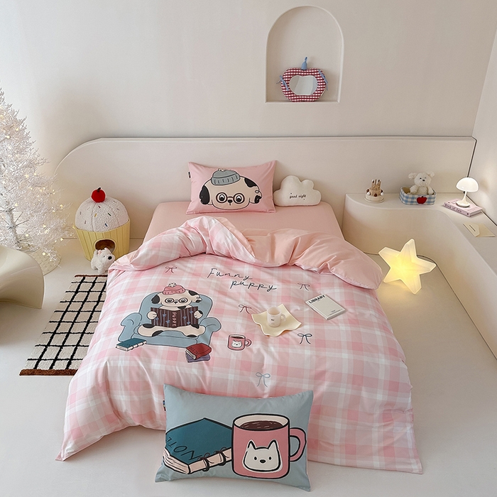 91家纺网 家纺一手货源 找家纺 RYB红黄兰 开学季2025新款ins设计师原创大版卡通数码印花40s全棉纯棉四件套-场景二 美好假日