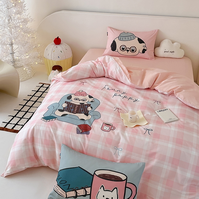 91家纺网 家纺一手货源 找家纺 RYB红黄兰 开学季2025新款ins设计师原创大版卡通数码印花40s全棉纯棉四件套-场景二 美好假日