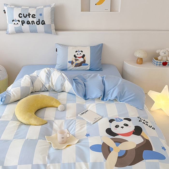 91家纺网 家纺一手货源 找家纺 RYB红黄兰 开学季2025新款ins设计师原创大版卡通数码印花40s全棉纯棉四件套-场景二 太空熊猫