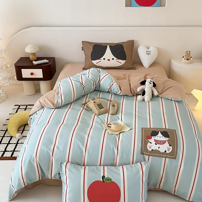 91家纺网 家纺一手货源 找家纺 （总）RYB红黄兰 开学季2025新款ins设计师原创大版卡通数码印花40s全棉纯棉四件套-场景二