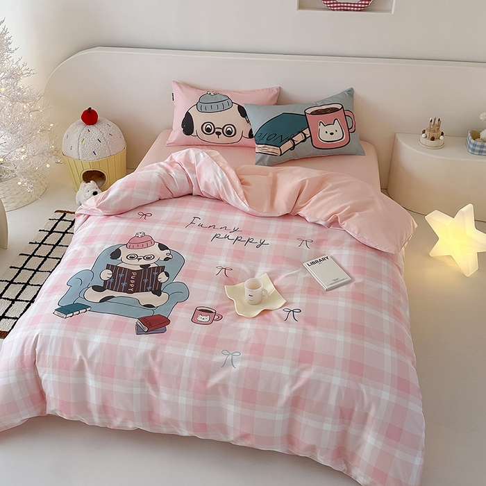 91家纺网 家纺一手货源 找家纺 RYB红黄兰 开学季2025新款ins设计师原创大版卡通数码印花40s全棉纯棉四件套-场景二 美好假日