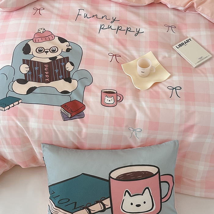 91家纺网 家纺一手货源 找家纺 RYB红黄兰 开学季2025新款ins设计师原创大版卡通数码印花40s全棉纯棉四件套-场景二 美好假日