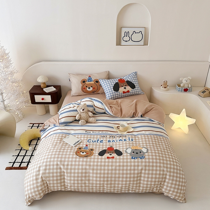 91家纺网 家纺一手货源 找家纺 RYB红黄兰 开学季2025新款ins设计师原创大版卡通数码印花40s全棉纯棉四件套-场景二 趣味小伙伴