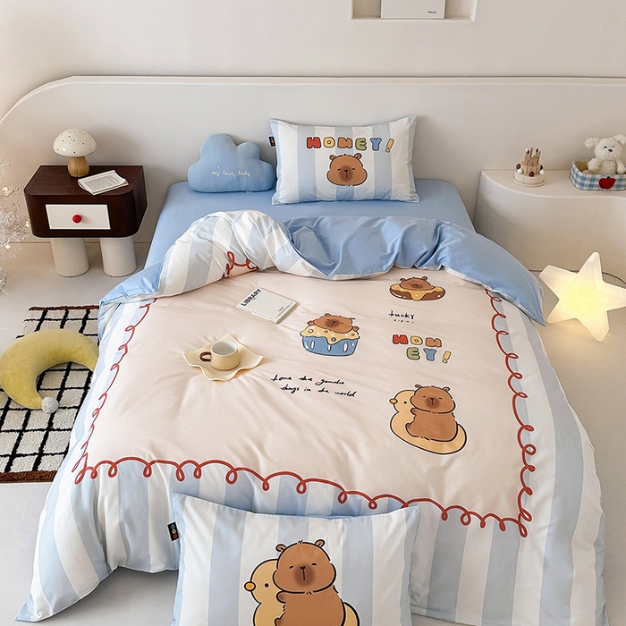 91家纺网 家纺一手货源 找家纺 （总）RYB红黄兰 开学季2025新款ins设计师原创大版卡通数码印花40s全棉纯棉四件套-场景二