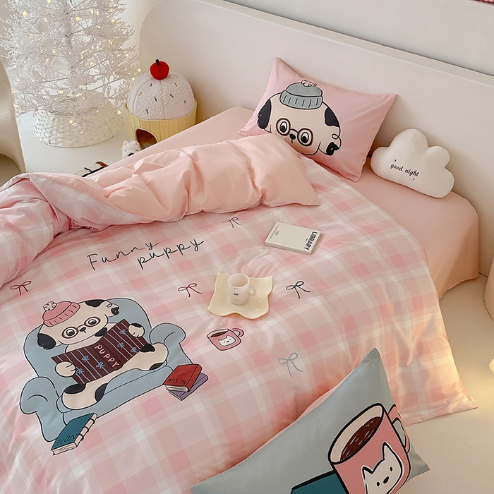 91家纺网 家纺一手货源 找家纺 RYB红黄兰 开学季2025新款ins设计师原创大版卡通数码印花40s全棉纯棉四件套-场景二 美好假日