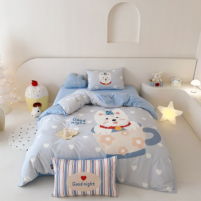 91家纺网 家纺一手货源 找家纺 RYB红黄兰 开学季2025新款ins设计师原创大版卡通数码印花40s全棉纯棉四件套-场景二 爱心西高地