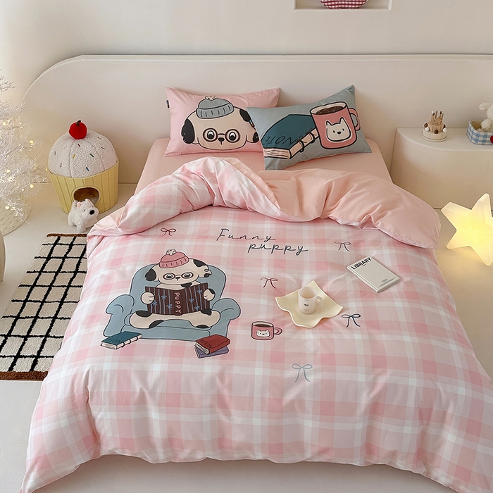 91家纺网 家纺一手货源 找家纺 RYB红黄兰 开学季2025新款ins设计师原创大版卡通数码印花40s全棉纯棉四件套-场景二 美好假日