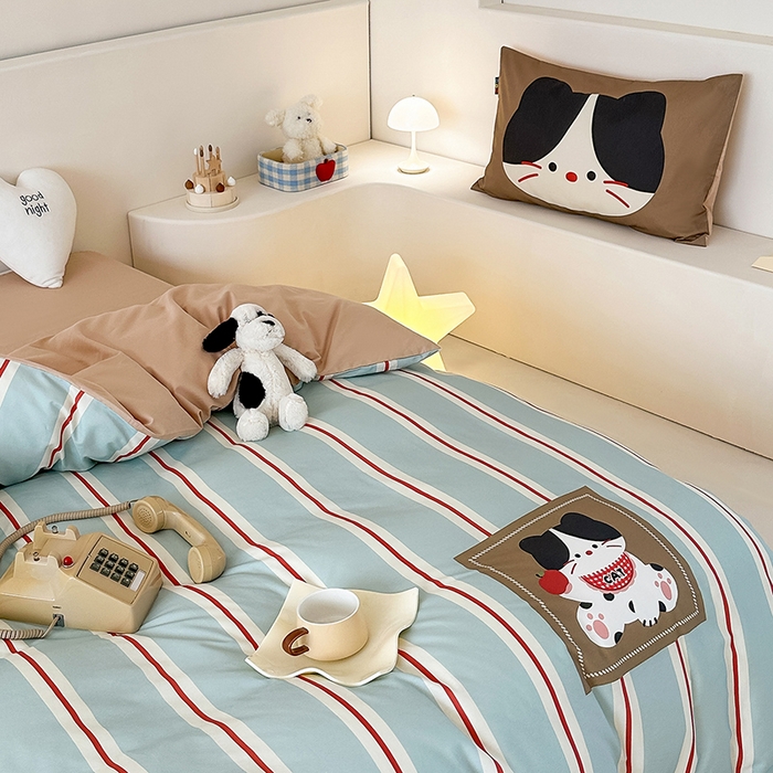 91家纺网 家纺一手货源 找家纺 RYB红黄兰 开学季2025新款ins设计师原创大版卡通数码印花40s全棉纯棉四件套-场景二 苹果小黑猫