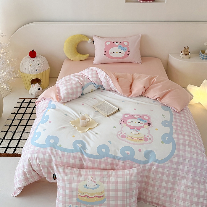 91家纺网 家纺一手货源 找家纺 （总）RYB红黄兰 开学季2025新款ins设计师原创大版卡通数码印花40s全棉纯棉四件套-场景二