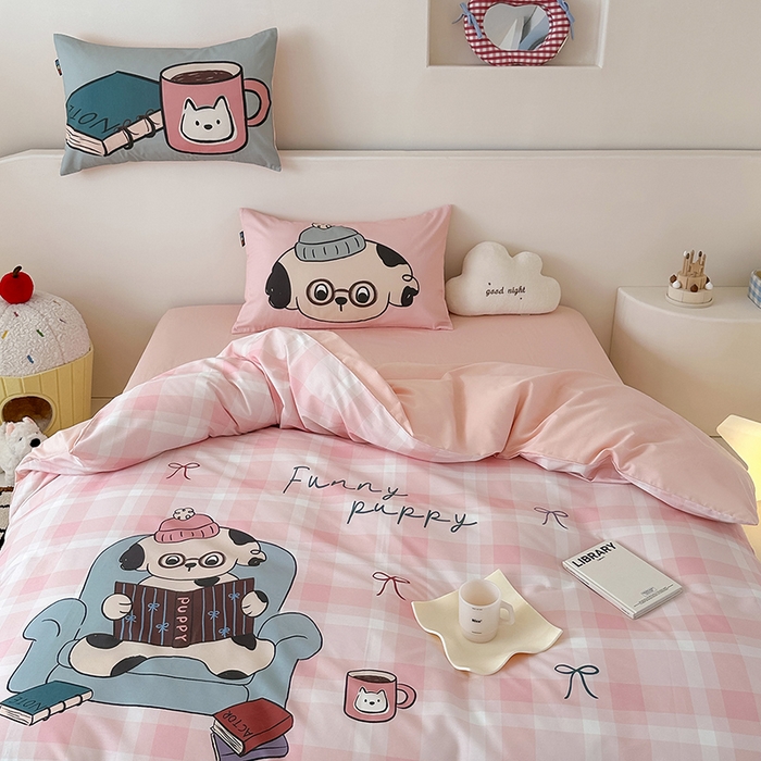 91家纺网 家纺一手货源 找家纺 RYB红黄兰 开学季2025新款ins设计师原创大版卡通数码印花40s全棉纯棉四件套-场景二 美好假日