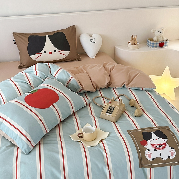 91家纺网 家纺一手货源 找家纺 RYB红黄兰 开学季2025新款ins设计师原创大版卡通数码印花40s全棉纯棉四件套-场景二 苹果小黑猫