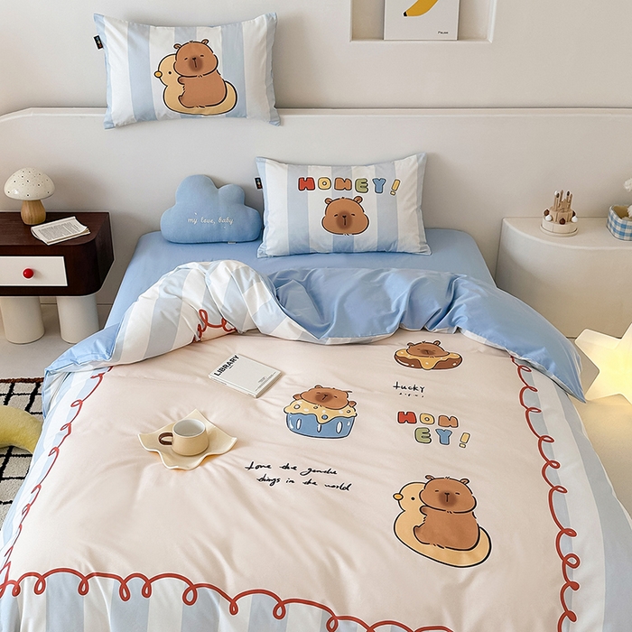 91家纺网 家纺一手货源 找家纺 RYB红黄兰 开学季2025新款ins设计师原创大版卡通数码印花40s全棉纯棉四件套-场景二 蛋糕卡皮巴拉