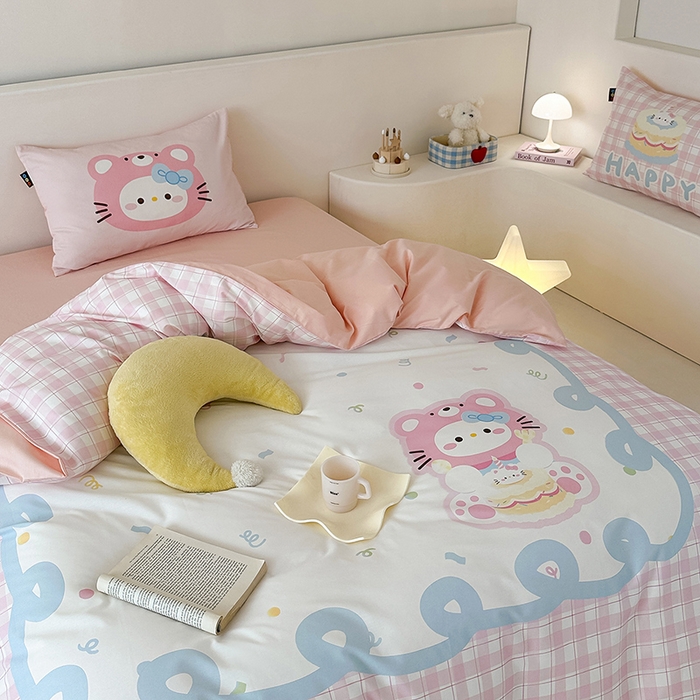 91家纺网 家纺一手货源 找家纺 RYB红黄兰 开学季2025新款ins设计师原创大版卡通数码印花40s全棉纯棉四件套-场景二 蛋糕小奶猫