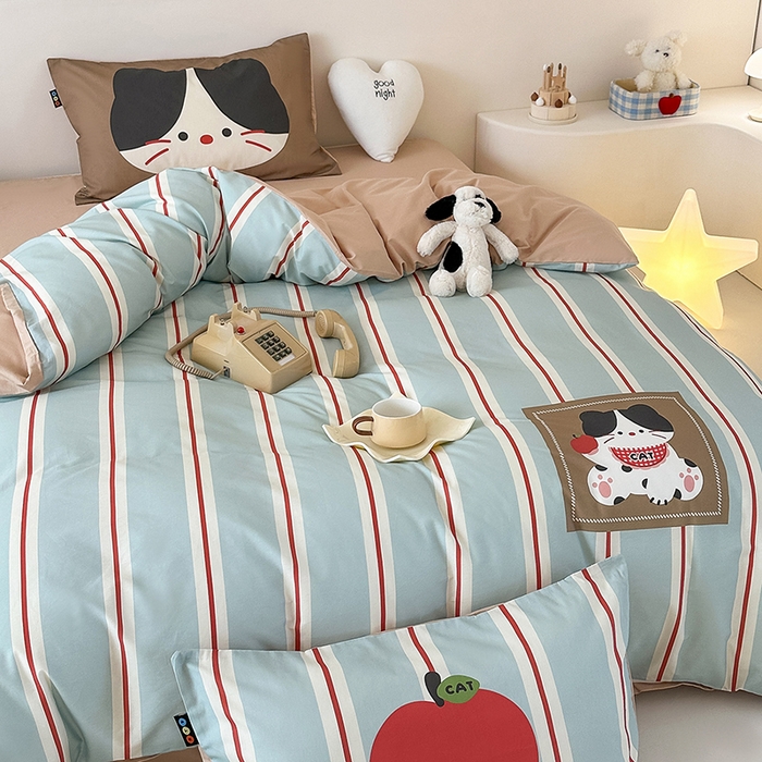 91家纺网 家纺一手货源 找家纺 RYB红黄兰 开学季2025新款ins设计师原创大版卡通数码印花40s全棉纯棉四件套-场景二 苹果小黑猫