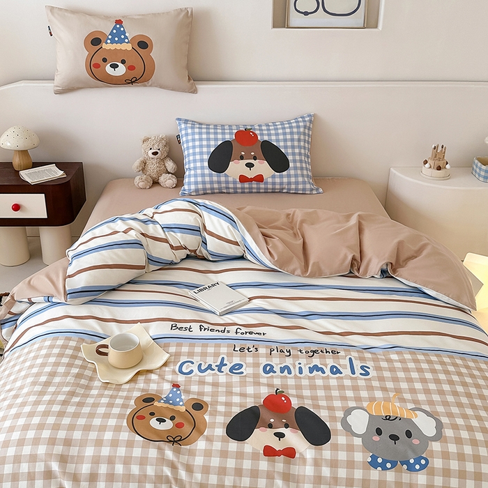 91家纺网 家纺一手货源 找家纺 RYB红黄兰 开学季2025新款ins设计师原创大版卡通数码印花40s全棉纯棉四件套-场景二 趣味小伙伴