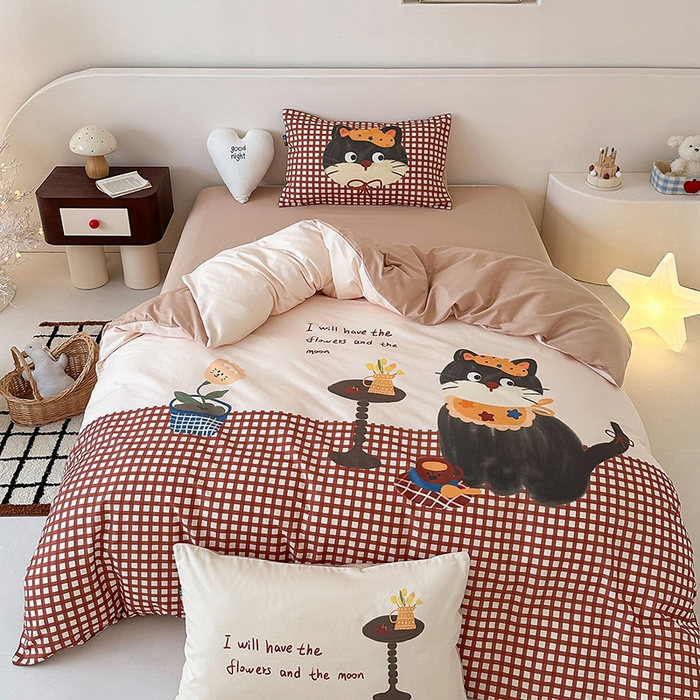 91家纺网 家纺一手货源 找家纺 （总）RYB红黄兰 开学季2025新款ins设计师原创大版卡通数码印花40s全棉纯棉四件套-场景二