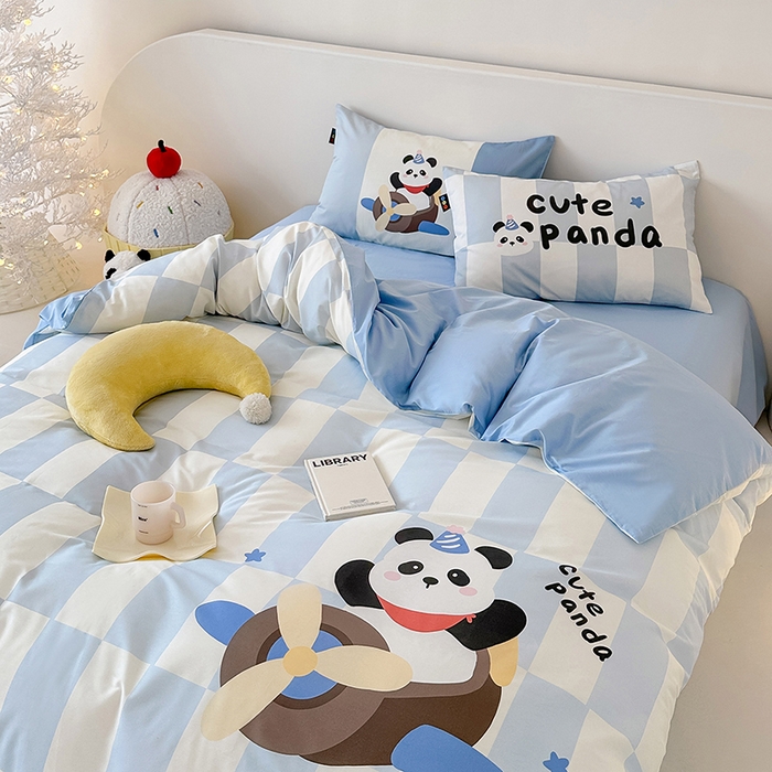 91家纺网 家纺一手货源 找家纺 RYB红黄兰 开学季2025新款ins设计师原创大版卡通数码印花40s全棉纯棉四件套-场景二 太空熊猫