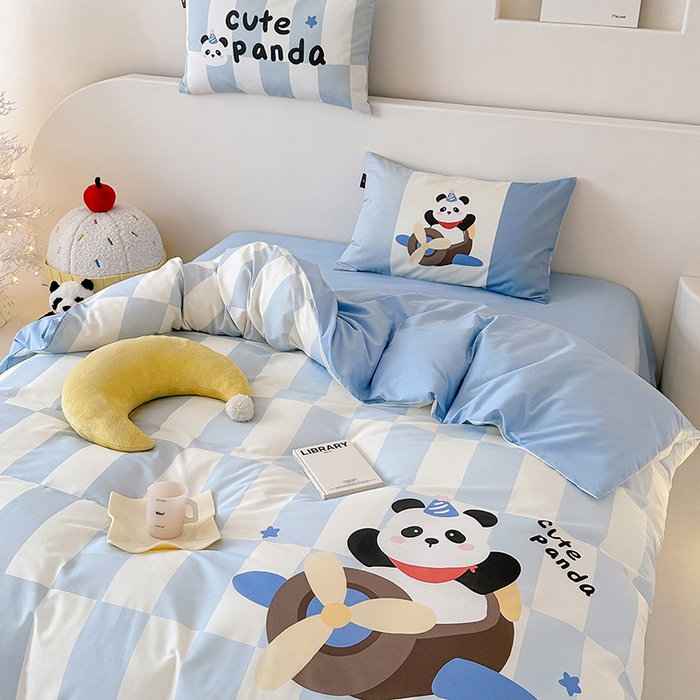 91家纺网 家纺一手货源 找家纺 RYB红黄兰 开学季2025新款ins设计师原创大版卡通数码印花40s全棉纯棉四件套-场景二 太空熊猫