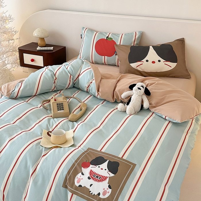 91家纺网 家纺一手货源 找家纺 RYB红黄兰 开学季2025新款ins设计师原创大版卡通数码印花40s全棉纯棉四件套-场景二 苹果小黑猫