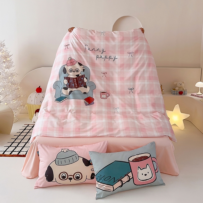 91家纺网 家纺一手货源 找家纺 RYB红黄兰 开学季2025新款ins设计师原创大版卡通数码印花40s全棉纯棉四件套-场景二 美好假日