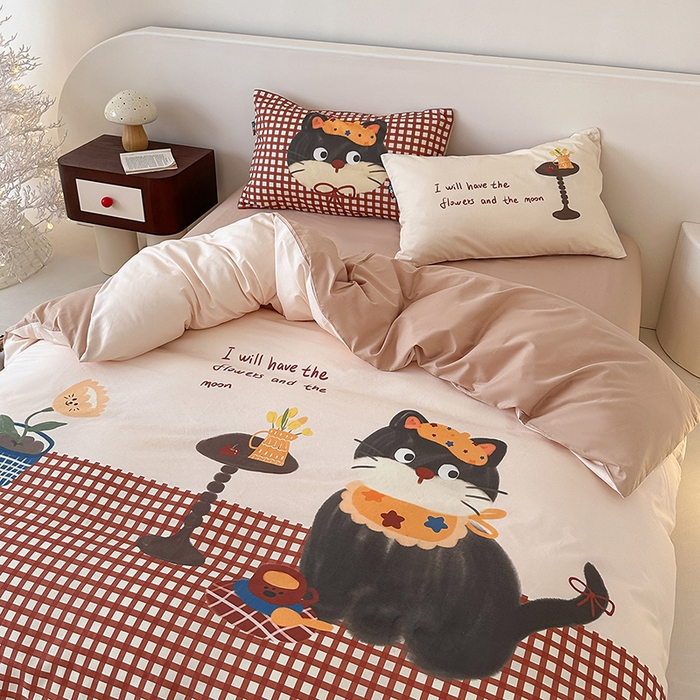 91家纺网 家纺一手货源 找家纺 RYB红黄兰 开学季2025新款ins设计师原创大版卡通数码印花40s全棉纯棉四件套-场景二 红格猫咪