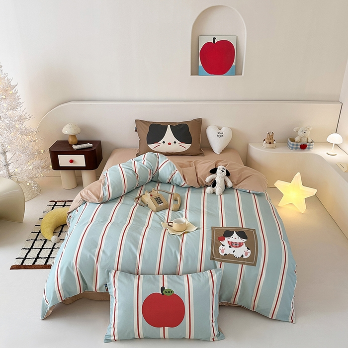 91家纺网 家纺一手货源 找家纺 RYB红黄兰 开学季2025新款ins设计师原创大版卡通数码印花40s全棉纯棉四件套-场景二 苹果小黑猫