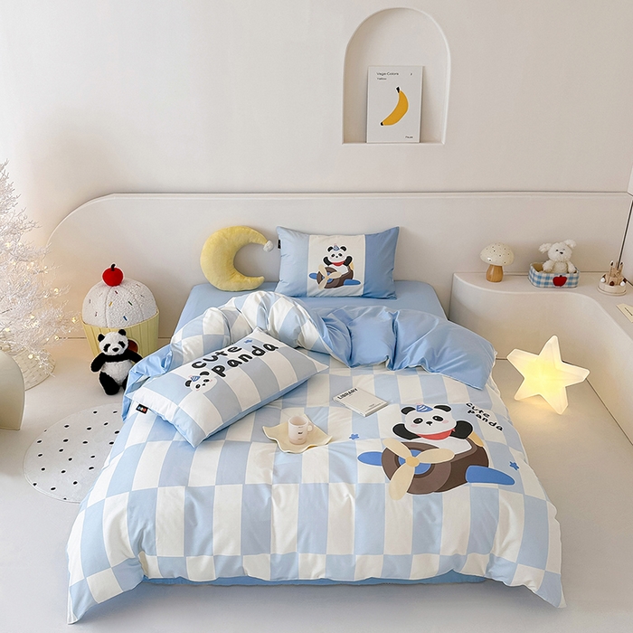 91家纺网 家纺一手货源 找家纺 RYB红黄兰 开学季2025新款ins设计师原创大版卡通数码印花40s全棉纯棉四件套-场景二 太空熊猫