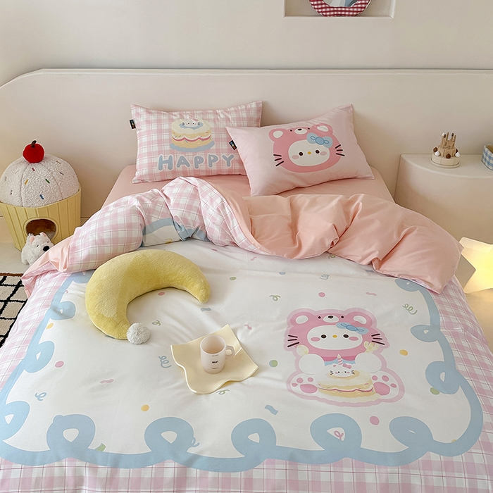 91家纺网 家纺一手货源 找家纺 RYB红黄兰 开学季2025新款ins设计师原创大版卡通数码印花40s全棉纯棉四件套-场景二 蛋糕小奶猫