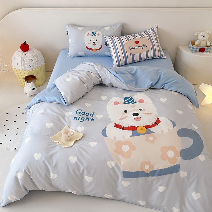 91家纺网 家纺一手货源 找家纺 RYB红黄兰 开学季2025新款ins设计师原创大版卡通数码印花40s全棉纯棉四件套-场景二 爱心西高地