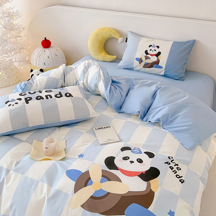 91家纺网 家纺一手货源 找家纺 RYB红黄兰 开学季2025新款ins设计师原创大版卡通数码印花40s全棉纯棉四件套-场景二 太空熊猫