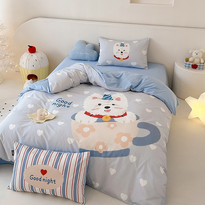 91家纺网 家纺一手货源 找家纺 RYB红黄兰 开学季2025新款ins设计师原创大版卡通数码印花40s全棉纯棉四件套-场景二 爱心西高地