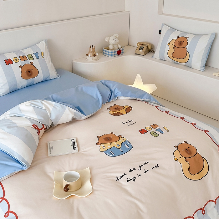 91家纺网 家纺一手货源 找家纺 RYB红黄兰 开学季2025新款ins设计师原创大版卡通数码印花40s全棉纯棉四件套-场景二 蛋糕卡皮巴拉